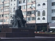 Памятник Расулу Гамзатову